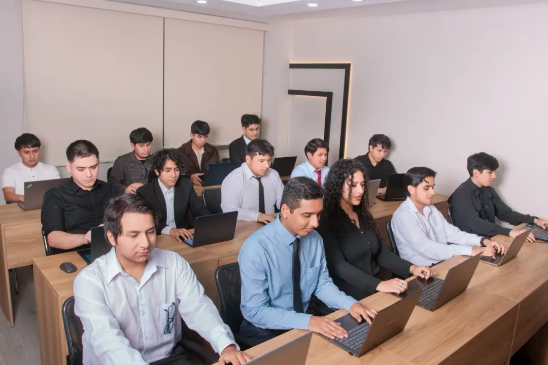 Nuestro equipo de desarrollo trabajando en la oficina de Lima